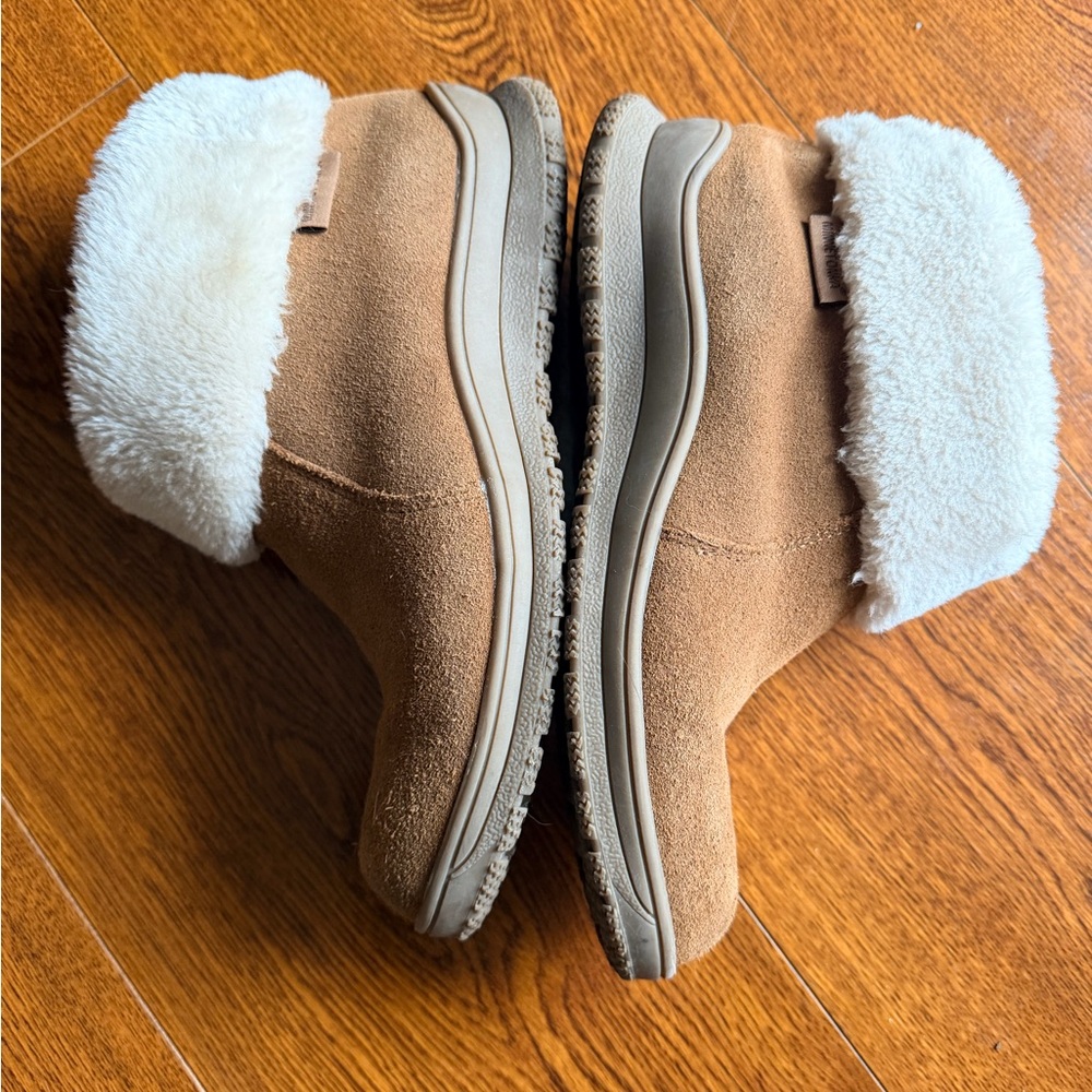Woman’s Boots Size 8. Brown, Minnetonka Brand.